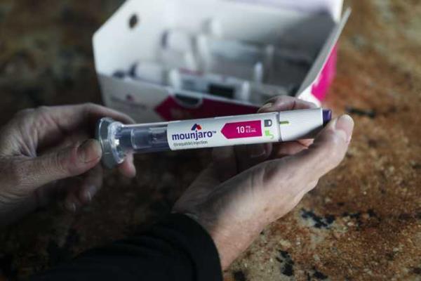 Rachel&#x20;Graham&#x20;holds&#x20;a&#x20;Mounjaro&#x20;injectible&#x20;pen&#x20;at&#x20;her&#x20;home&#x20;in&#x20;Carlsbad,&#x20;California,&#x20;on&#x20;Wednesday,&#x20;Nov.&#x20;30,&#x20;2022.