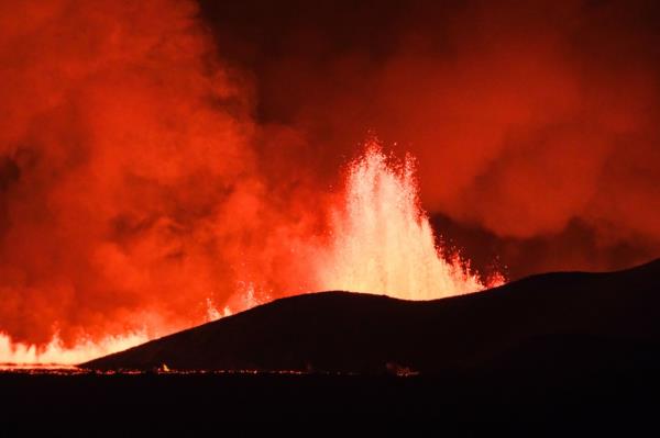 图片:数周地震后，冰岛西南部火山爆发