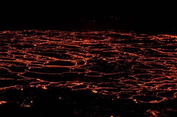 冰岛火山爆发缓和，被疏散的村庄仍禁止进入