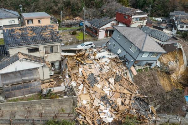 强烈地震造成至少30人死亡，摧毁了日本西海岸的建筑