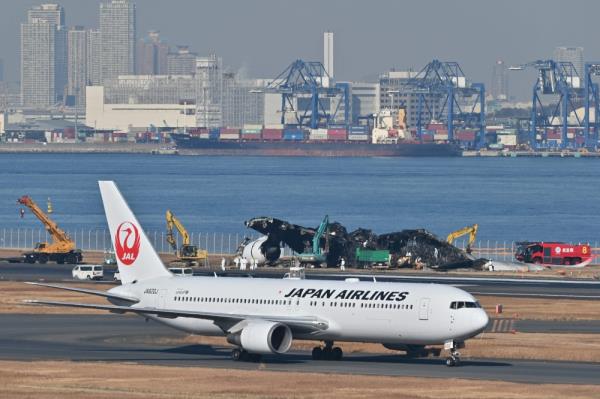 日本航空安全专家在跑道相撞后搜索飞机残骸的语音数据