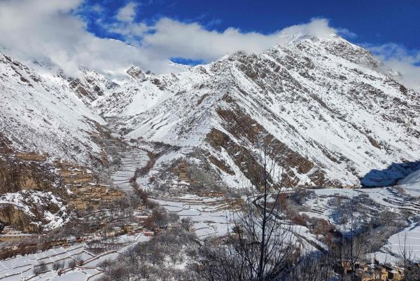 救援队伍抵达阿富汗偏远地区山体滑坡现场