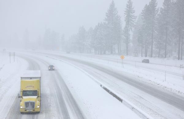 图片:加利福尼亚和内华达州的强风暴在山上倾倒积雪