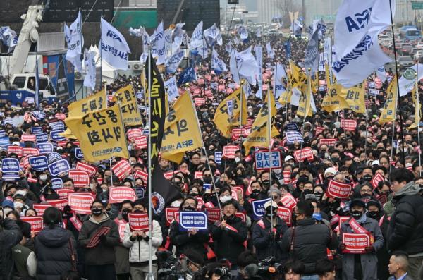 数千名韩国医生举行集会，医疗僵局升级