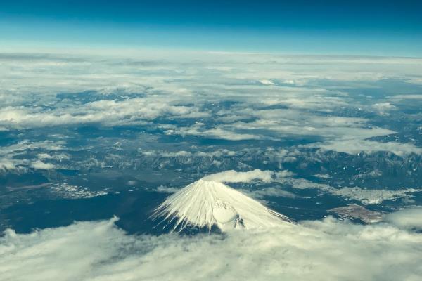 登山客在富士山的热门步道上要支付13美元的费用