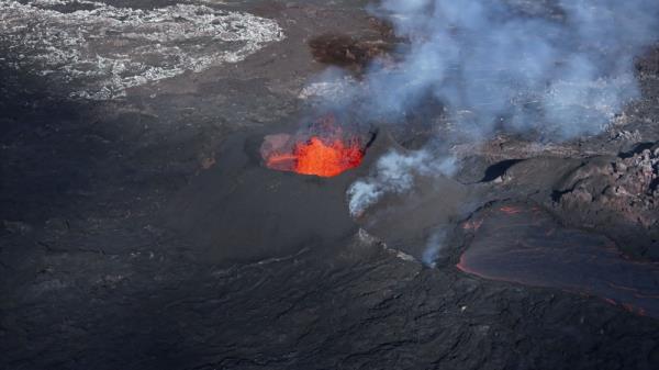 一个月过去了，冰岛火山仍在喷发熔岩