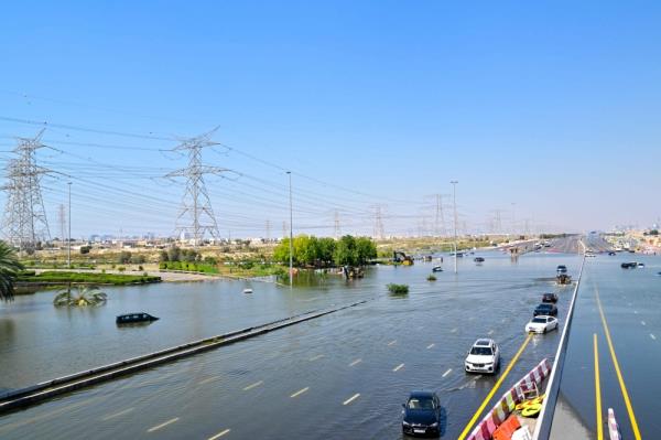 迪拜机场恢复缓慢，道路仍受洪水困扰