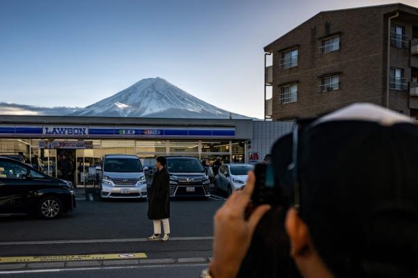 日本小镇将富士山挡在游客视线之外