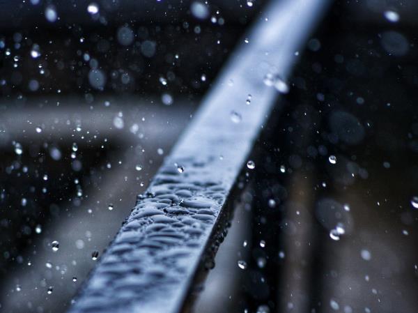 由于大雨再次降临沙漠地带的阿联酋，学校和办公室关闭