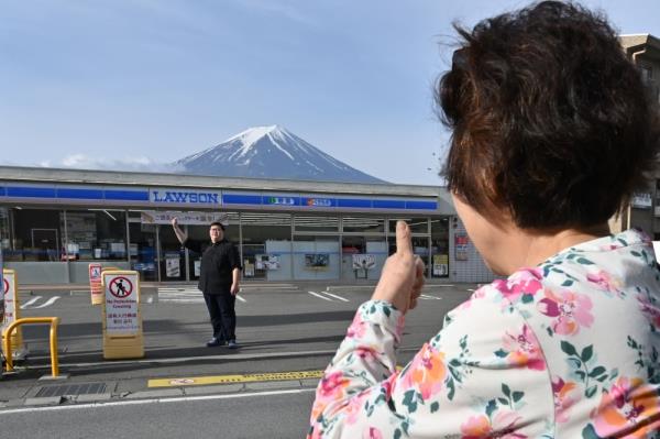 厌倦了游客的日本小镇挡住了富士山的视野