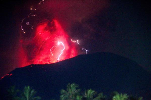 印尼火山喷发三次，喷出5公里的火山灰塔