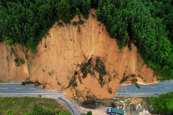 暴雨袭击孟加拉国，山体滑坡造成9人死亡