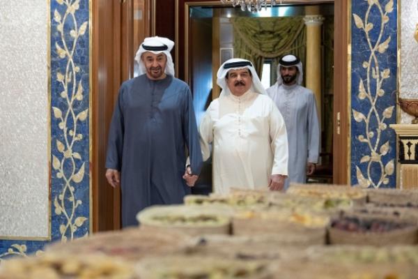 The head of state visited the King of Bahrain at his residence in Abu Dhabi and they reaffirmed their desire to co<em></em>ntinue strengthening brotherly relations.