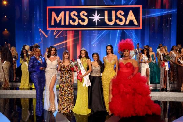 Vivica A. Fox, LuAnn de Lesseps, Nicole Miller, and other celebrities posing for a photo at the 72nd Miss USA Pageant in Reno, Nevada