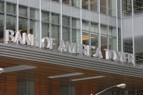 Exterior view of Bank America Tower at 42nd Street and 6th Avenue in Manhattan