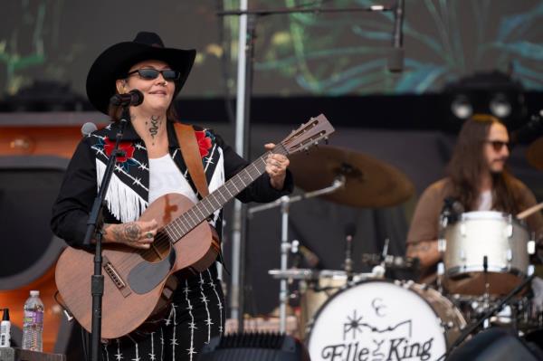 Elle King with her band at Country Thunder Wisconsin.