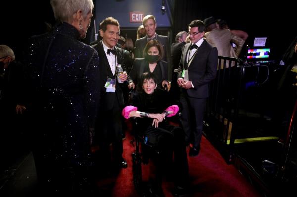 Liza Minnelli in a wheelchair at the Oscars