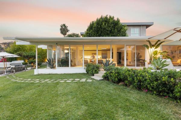 Olympic snowboarding champ Shaun White has unloaded his L.A. pad for $3.925 million