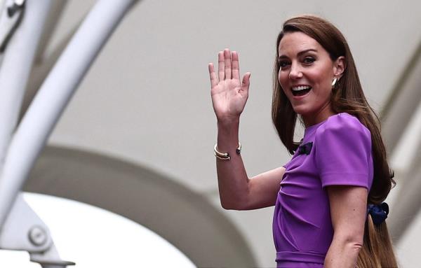 Britain's Catherine, Princess of Wales, waving upon arriving at the 2024 Wimbledon Champio<em></em>nships in a purple dress