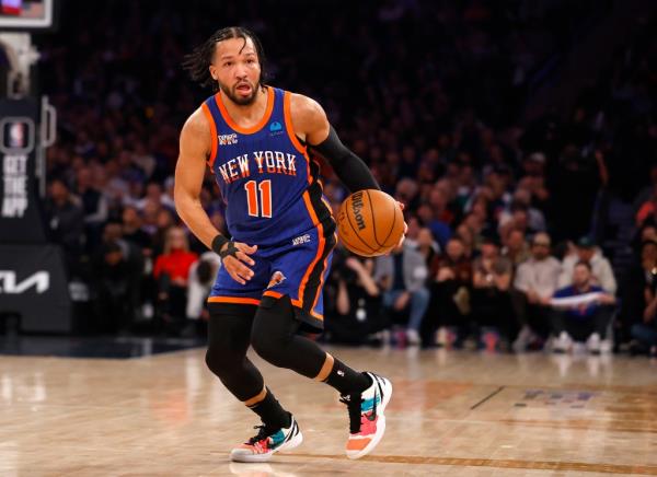 Knicks guard Jalen Brunson (11) dribbles the ball against the Boston Celtics 