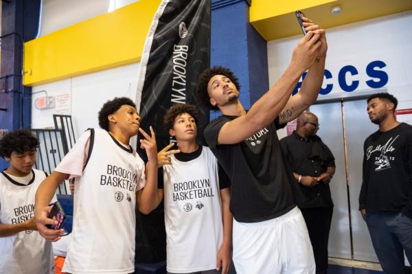 ets Jalen Wilson surprise youth at Bkyn basketball camps.