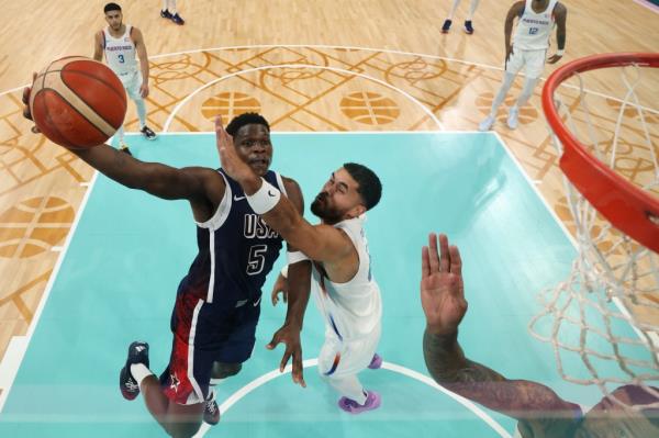 Anthony Edwards dunks during Team USA's win over Puerto Rico on Aug. 3, 2024. 