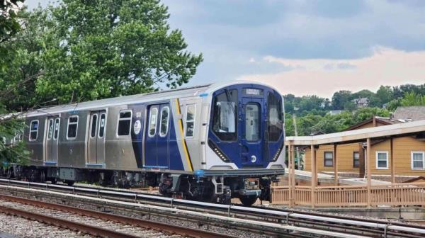 Kawasaki R211S rolling along the Staten Island Railway