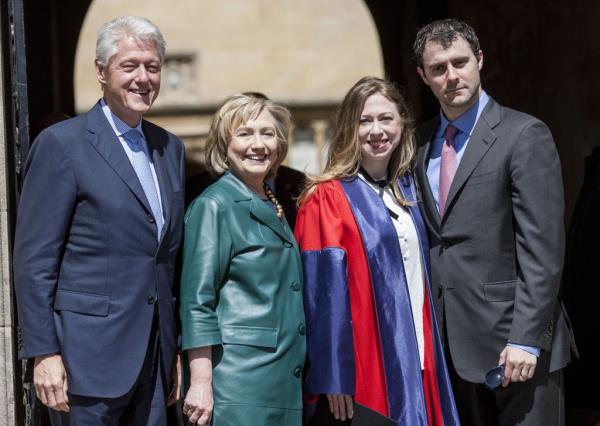 Bill Clinton, Hillary Clinton, Chelsea Clinton, and Marc Mezvinsky posing for a photo at Chelsea's graduation from Oxford University, 10 May 2014