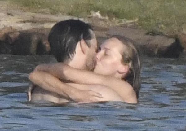 Tobey Maguire and Babette Strijbos kissing.