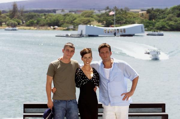 Josh Hartnett, Kate Beckinsale, and Ben Affleck gather together on the flight deck of the aircraft carrier USS John C. Stennis Sunday, May 20, 2001.