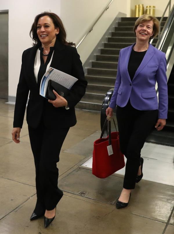 Kamala Harris (D-CA) (L), talks with Sen. Tammy Baldwin (D-WI) after the Senate voted to overturn the President's natio<em></em>nal emergency border declaration, at the U.S. Capitol on March 14, 2019 in Washington, DC. 