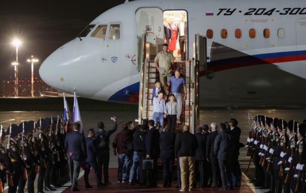 Russian President Vladimir Putin, greets released Russian priso<em></em>ners upon their arrival at the Vnukovo government airport outside Moscow, Russia, on Thursday, Aug. 1, 2024.