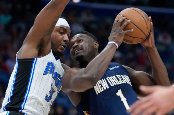 Chuma Okeke of the Magic (l.) defends the Pelicans' Zion Williamson (r.) in a game on April 3, 2024.