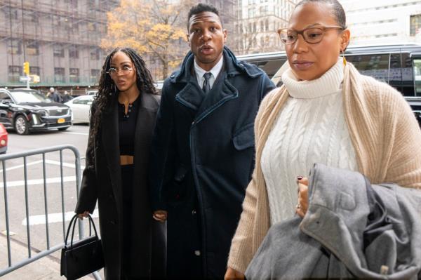 Jo<em></em>nathan Majors and his girlfriend Meagan Good arrive at court for his trial