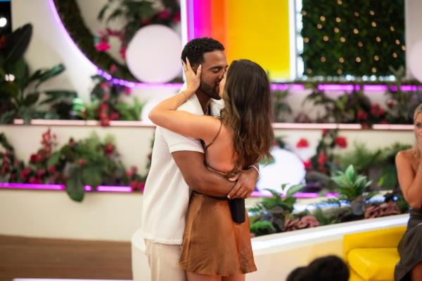 Kendall Washington and Nicole Jacky kiss on an episode of "Love Island USA."