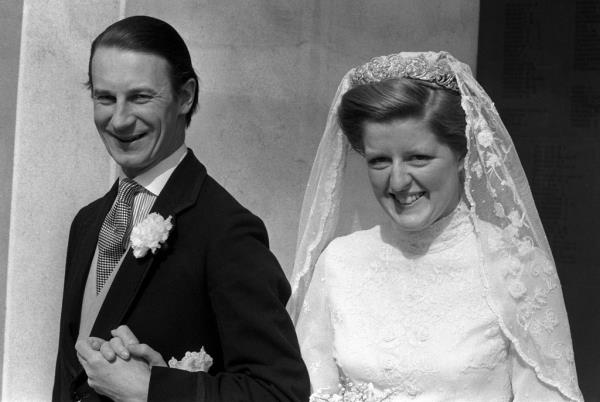 Lady Jane Spencer and Robert Fellowes smiling outside the Guards Chapel, Wellington Barracks in Lo<em></em>ndon post their wedding in 1978