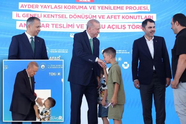 视频:土耳其总统雷杰普·塔伊普Erdoğan因孩子不亲他的手而扇他耳光