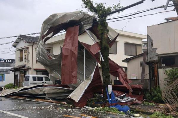 台风“姗姗”:台风袭击日本，造成至少4人死亡，数百万人撤离