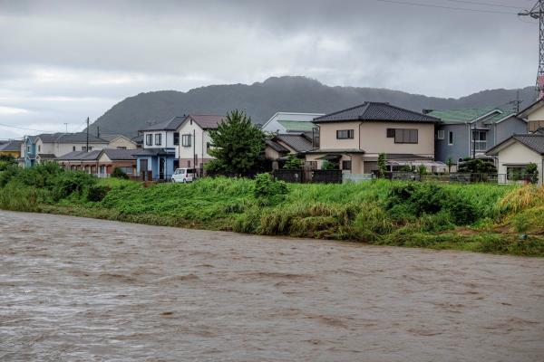 台风“姗姗”在日本缓慢移动，官员警告主要城市将有暴雨