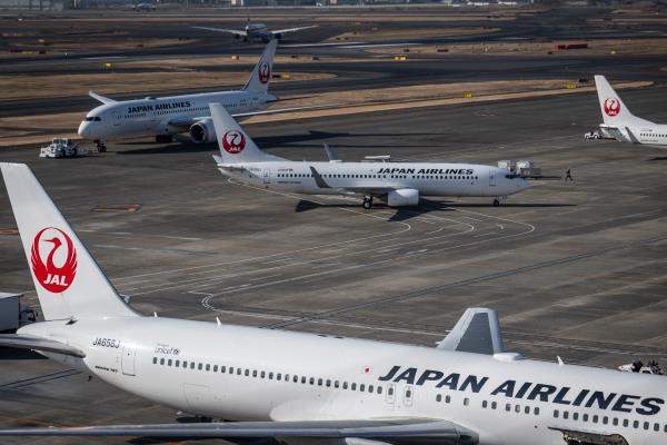 日本的大雪扰乱了假日空中交通